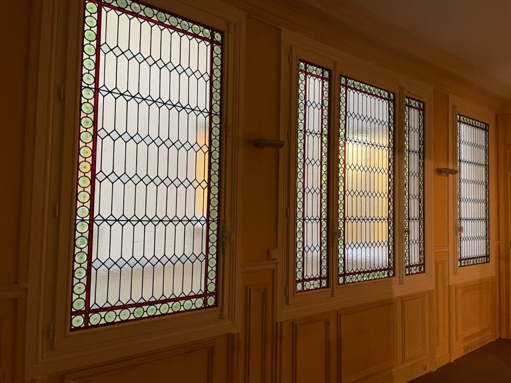 itrail géométrique avec bordure de cices réalisé par Kats Vitrail à Paris 16