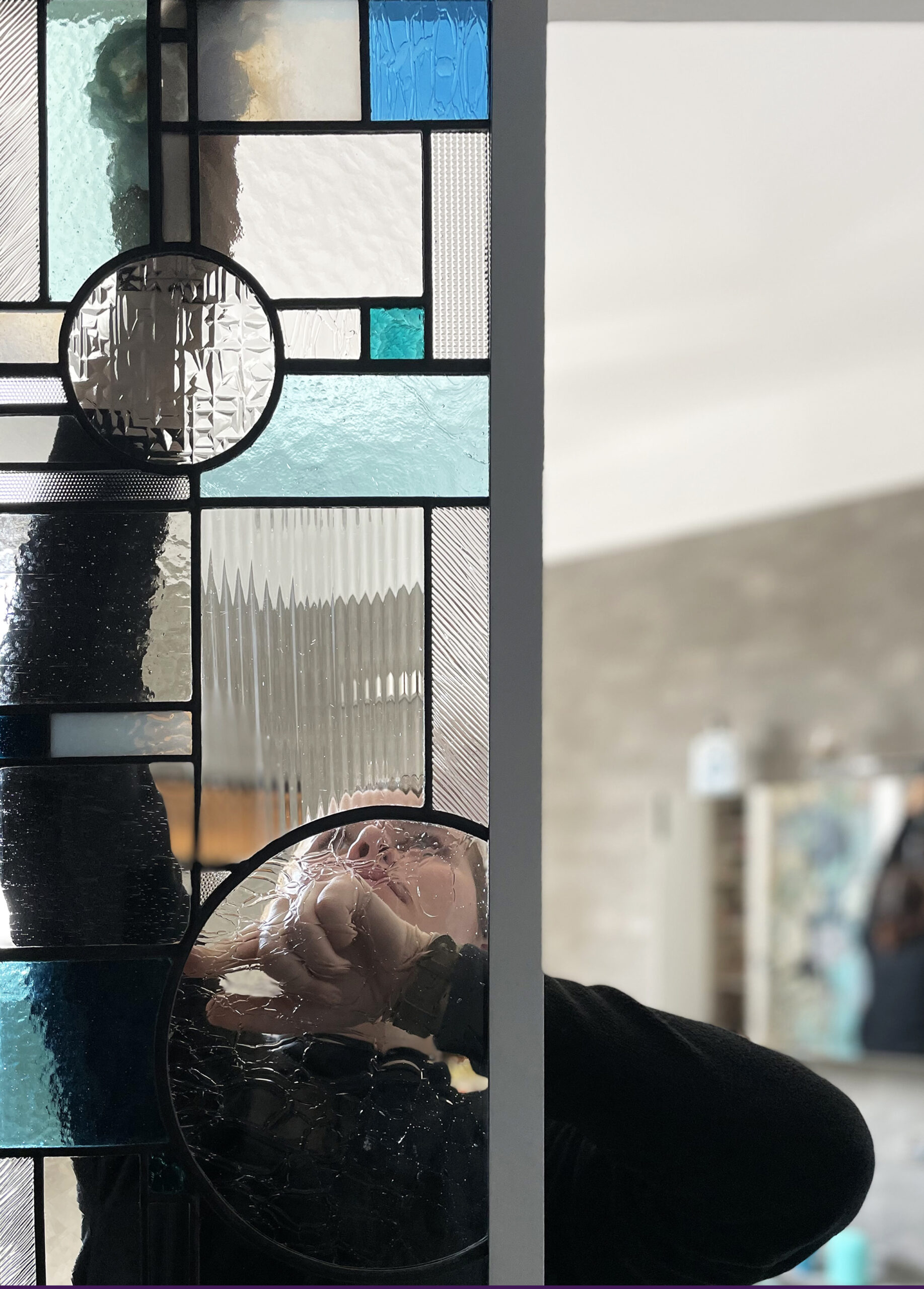 Pose d'un vitrail art déco réalisé par Kats Vitrail à Paris 14